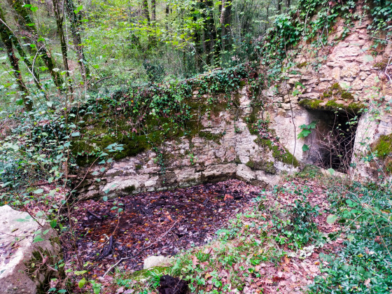 Le lavoir, sur le chemin après Cazes