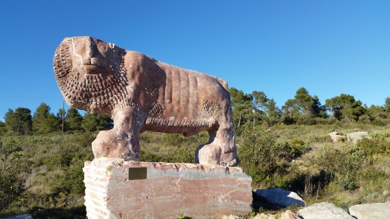 Le lion de marbre rouge