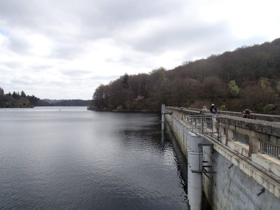Le long du barrage