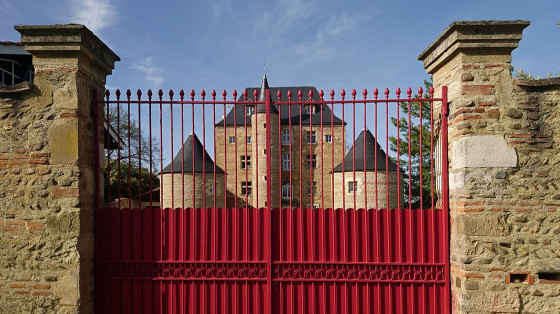 Le manoir aper&ccedil;u depuis son portail d'entr&eacute;e...