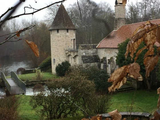 le manoir (privé) de Beaumoulin entre le canal et la rivière