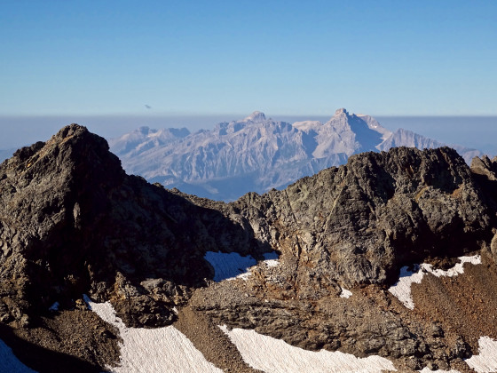 Le massif du Dévoluy, derrière la crête du Neyrard