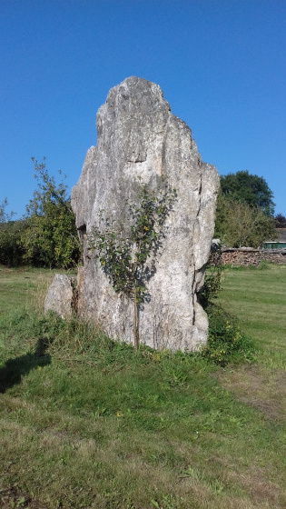 Le menhir de Chabl&eacute;