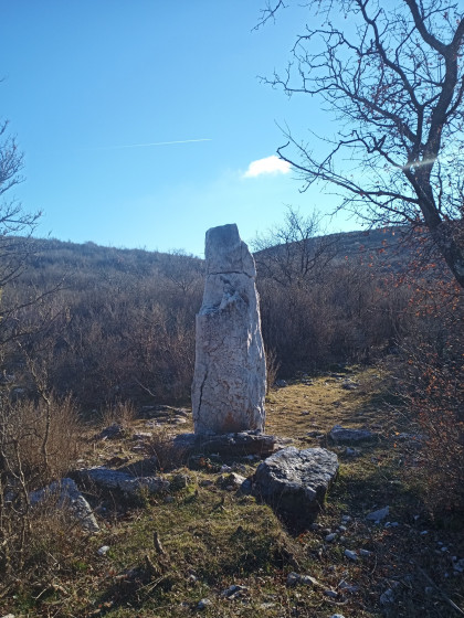 le menhir ( o&ugrave; il faut obliquer &agrave; gauche) pour entamer la descente
