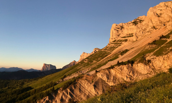 Le Mont Aiguille commence à s\'illuminer