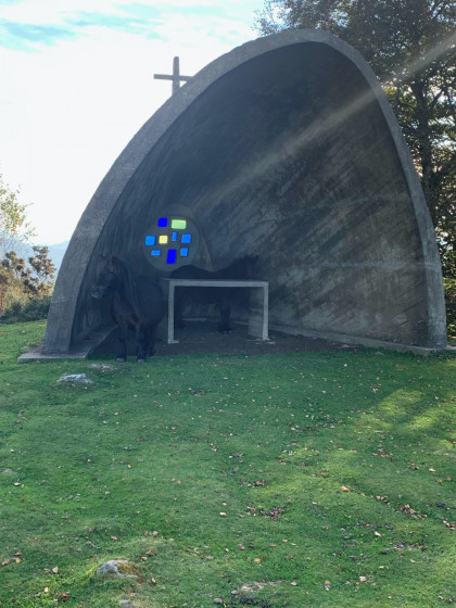 Le monument à la mémoire de Aita Donostia.