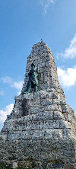 Le monument des Diables bleus, d&eacute;di&eacute; aux chasseurs alpins qui gard&egrave;rent le toit des Vosges &agrave; la France pendant toute la Premi&egrave;re Guerre mondiale.