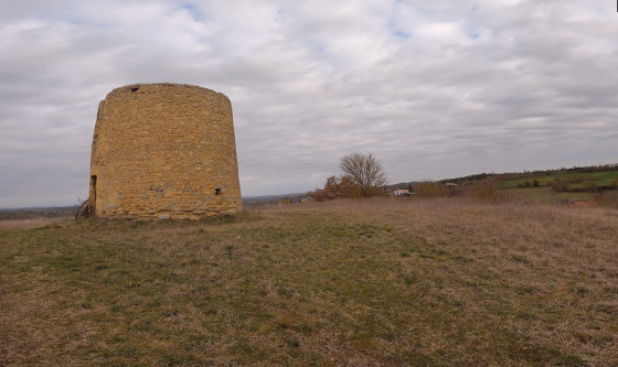 Le moulin à vent (au-dessus du village, face au Castelas).​