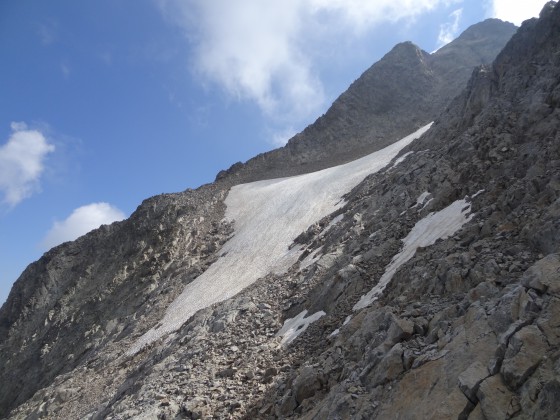 Le névé en face Nord-Ouest qu\'on évite par la droite, avant de rejoindre l\'arête