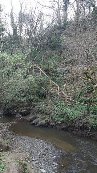 Le passage escarpé avant le pont