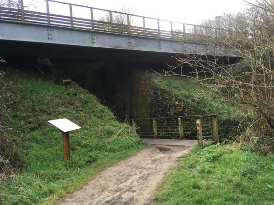 Le passage sous le pont aux Pr&ecirc;tres