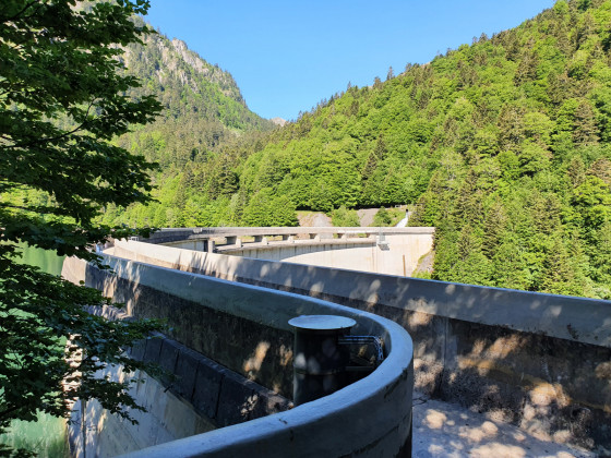 Le passage sur la voute du barrage du Lac de Bious-Artigues