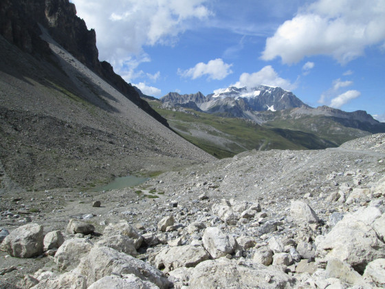Le petit lac et l\'aiguille de la Sache