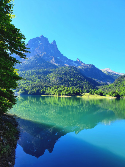 Le Pic du Midi d\'Ossau vu des bords du Lac de Bious-Artigues