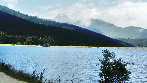 Le Pic du Midi depuis le bord du lac