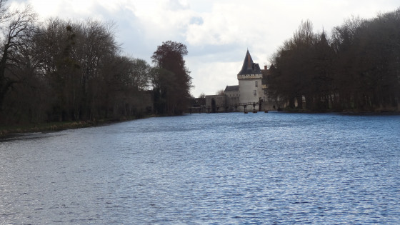 Le plan d\'eau avec le château en arrière plan