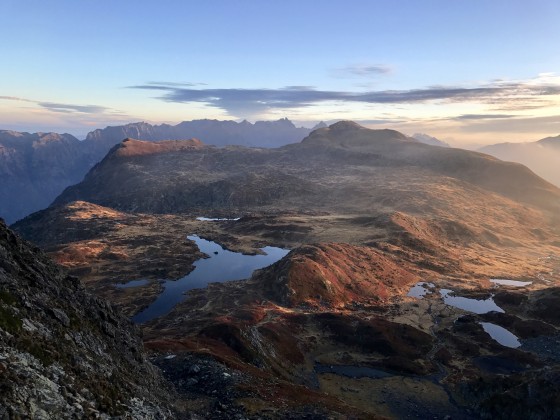 Le plateau des lacs du Taillefer à l\'aurore