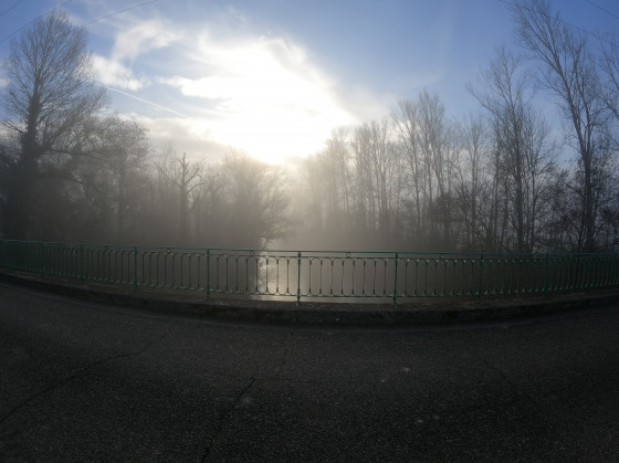 Le pont de Gaudi&egrave;s avec du brouillard