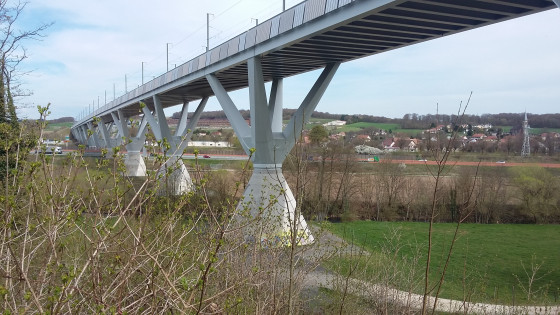 Le pont de la ligne TGV et en dessous hopital