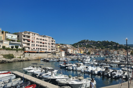 Le port de Cassis – Palette marine au pied des collines
