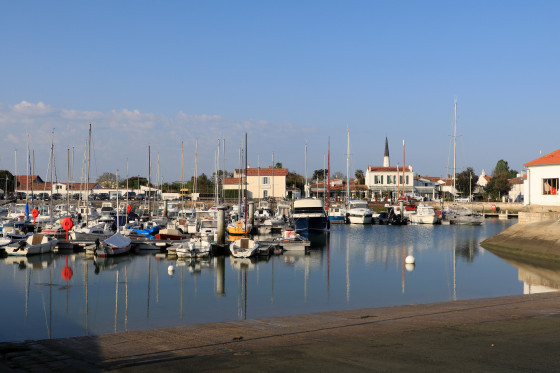 Le Port et le clocher en arrière plan