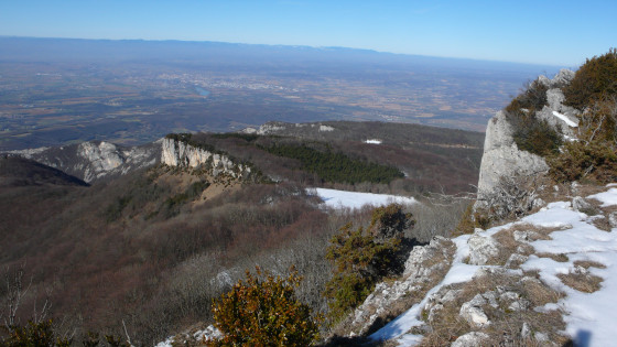 Le Pré de Cinq Sous depuis les falaises de la Montagne de Mussan sous la neige