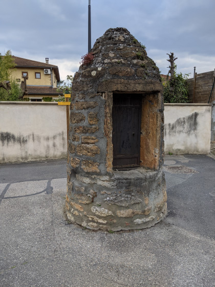 Le Puits pointu sur le chemin du même nom.