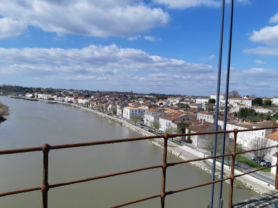 Le quai du port de Tonnay Charente vu depuis le tablier du pont.
