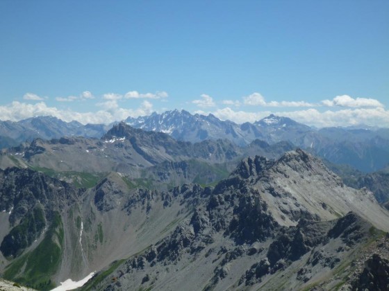 Le Queyras avec au centre les Pics de la Font Sancte, puis à droite la Pointe Jean-Rostand ou Pic des Houerts