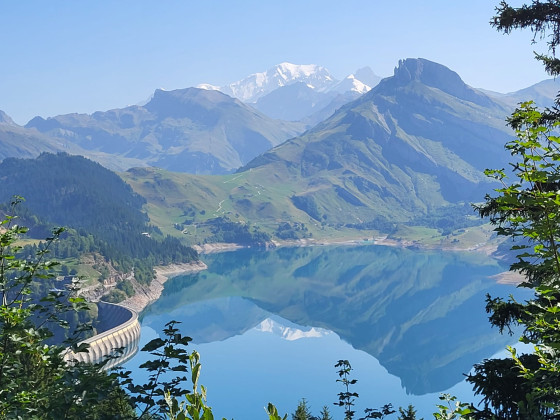 Le reflet du Mont Blanc dans l\'eau du lac