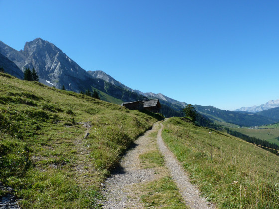 Le refuge de la Bombardellaz et les sommets des Aravis