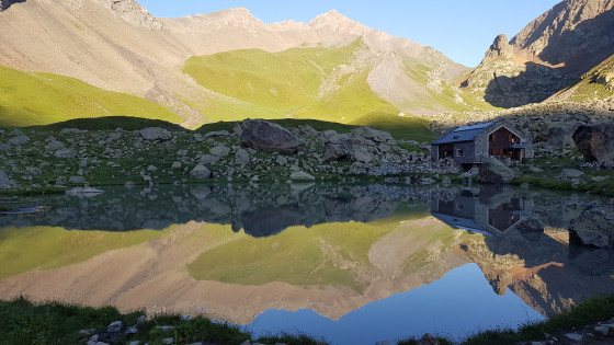 Le refuge de Vallonpierre, son lac au petit matin