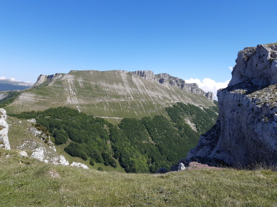 Le roc du Touleau depuis les rochers de la Sausse