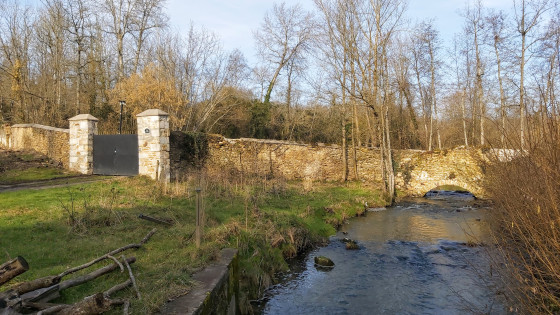 Le ru du Bréon et le mur d\'enceinte du domaine du parc château de Fontenay