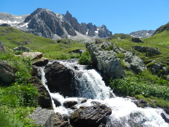 Le ruisseau des Cerces juste en dessous du lac de même nom