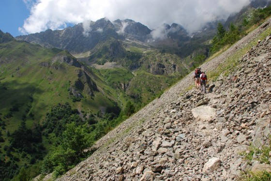 Le sentier chemine au dessus du torrent