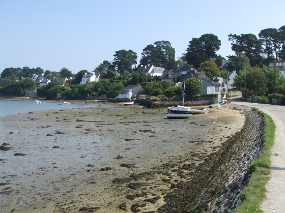 Le sentier côtier longeant le port au Lerio sur l\'ile aux Moines