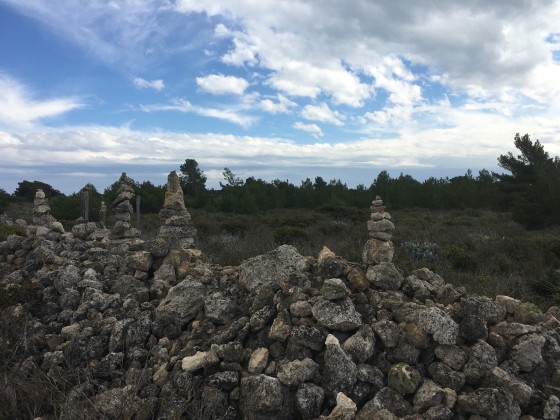 Le Sentier du Guetteur Leucate : les murets de pierres.
