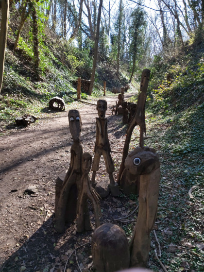 Regroupement de  jolies sculptures le long du sentier du sculpteur