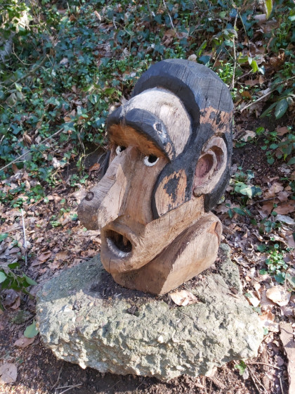 Tête sculptée le long du sentier du sculpteur