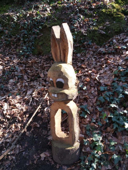 Lapin  le long du sentier du sculpteur