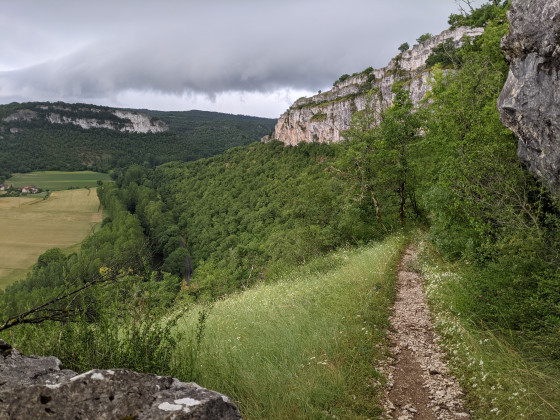 Le sentier en balcon au pied de la falaise.