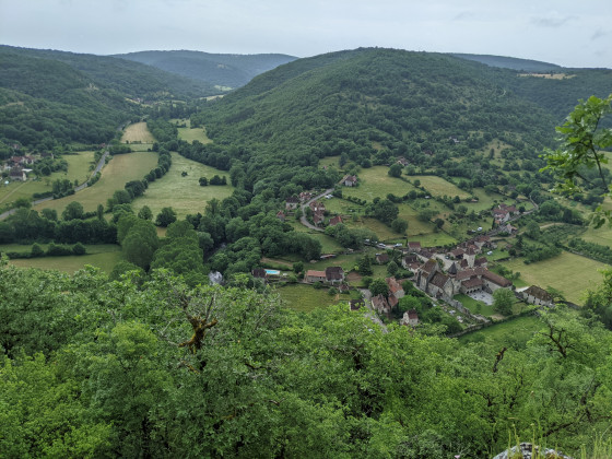 Le sentier en balcon - Vue sur le prieuré d\'Espagnac