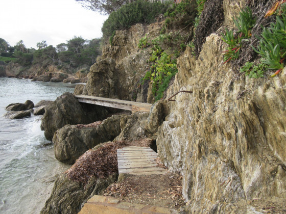Le sentier est souvent am&eacute;nag&eacute;