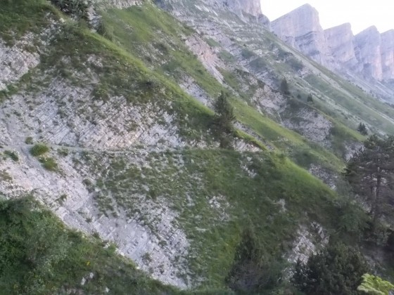 Le sentier est vraiment en balcon