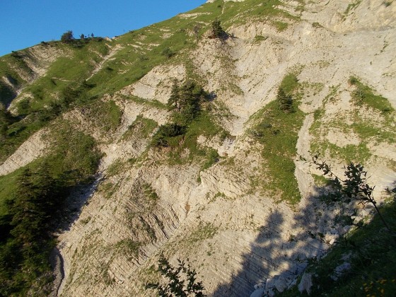 Le sentier est vraiment en balcon