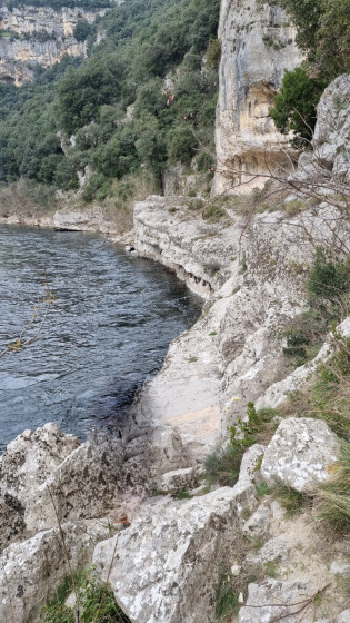 Le sentier passe sur de grandes dalles