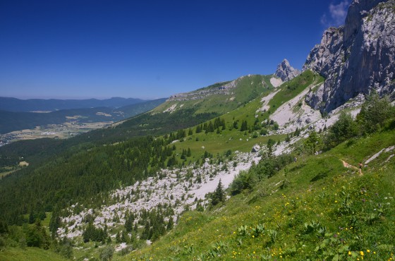 Le sentier Péronnard avec les rochers du ranc des agnelons