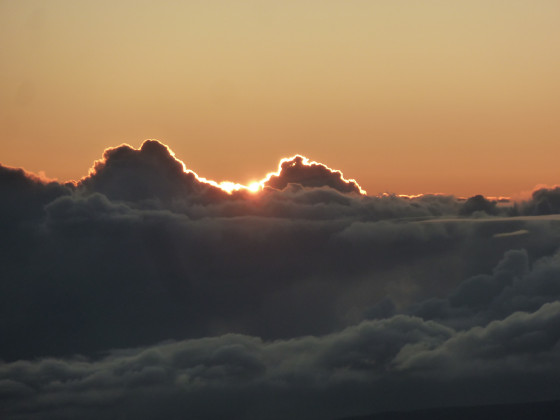 Le soleil se lève depuis le Piton des Neiges