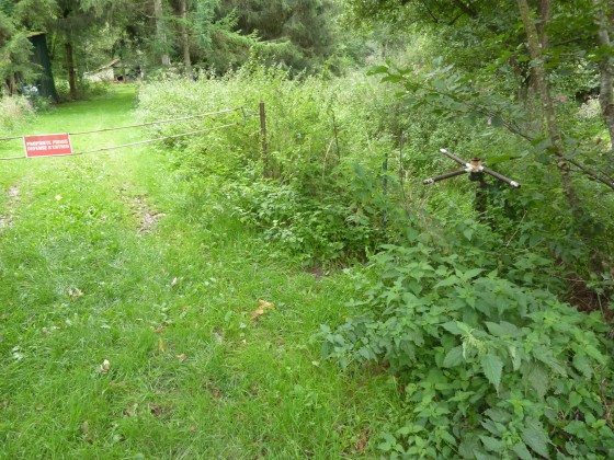 Le tourniquet marquant le début du sentier à prendre à droite le long de l\'Hermeton